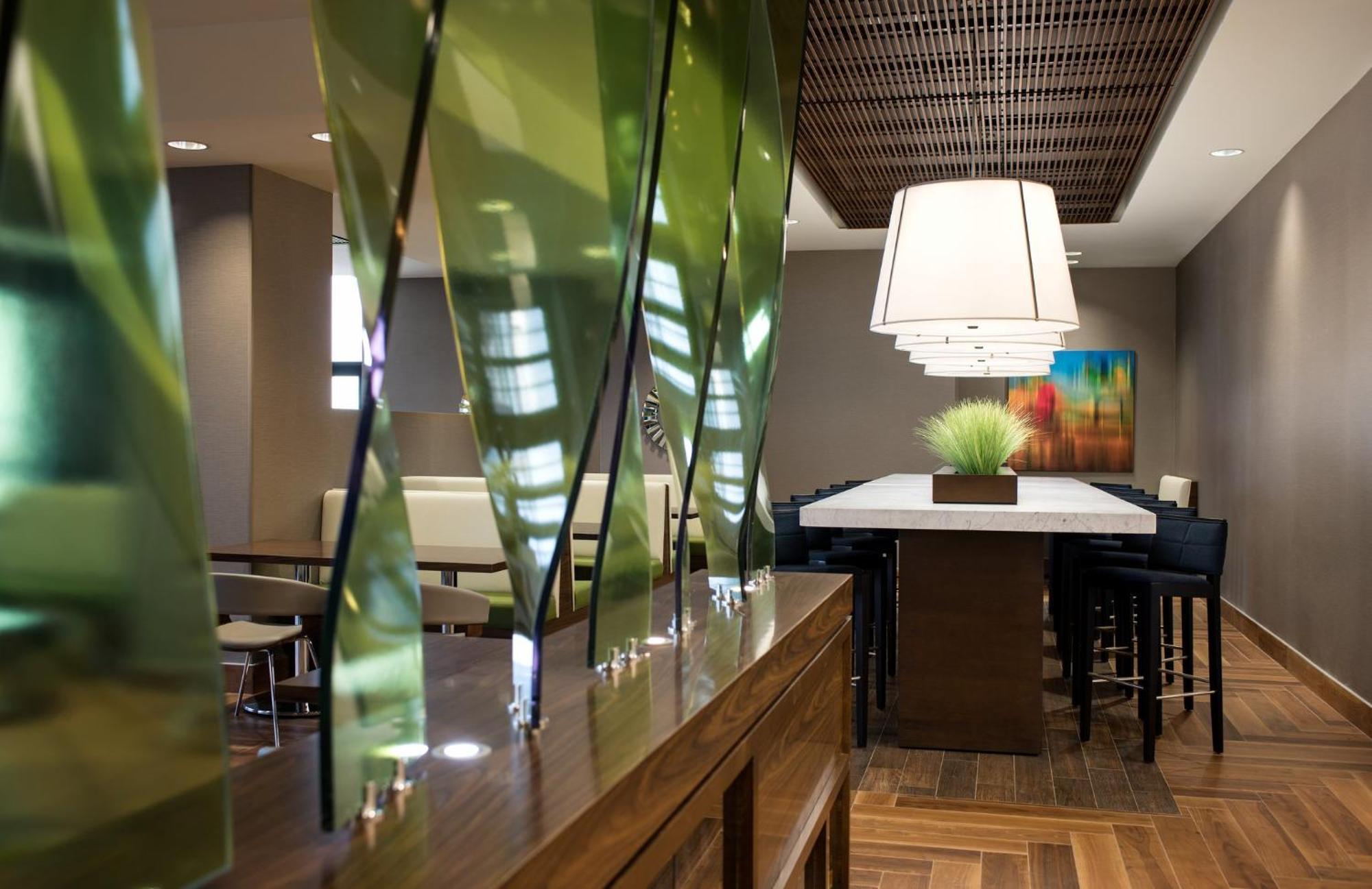 Courtyard By Marriott Calgary South Hotel Ngoại thất bức ảnh