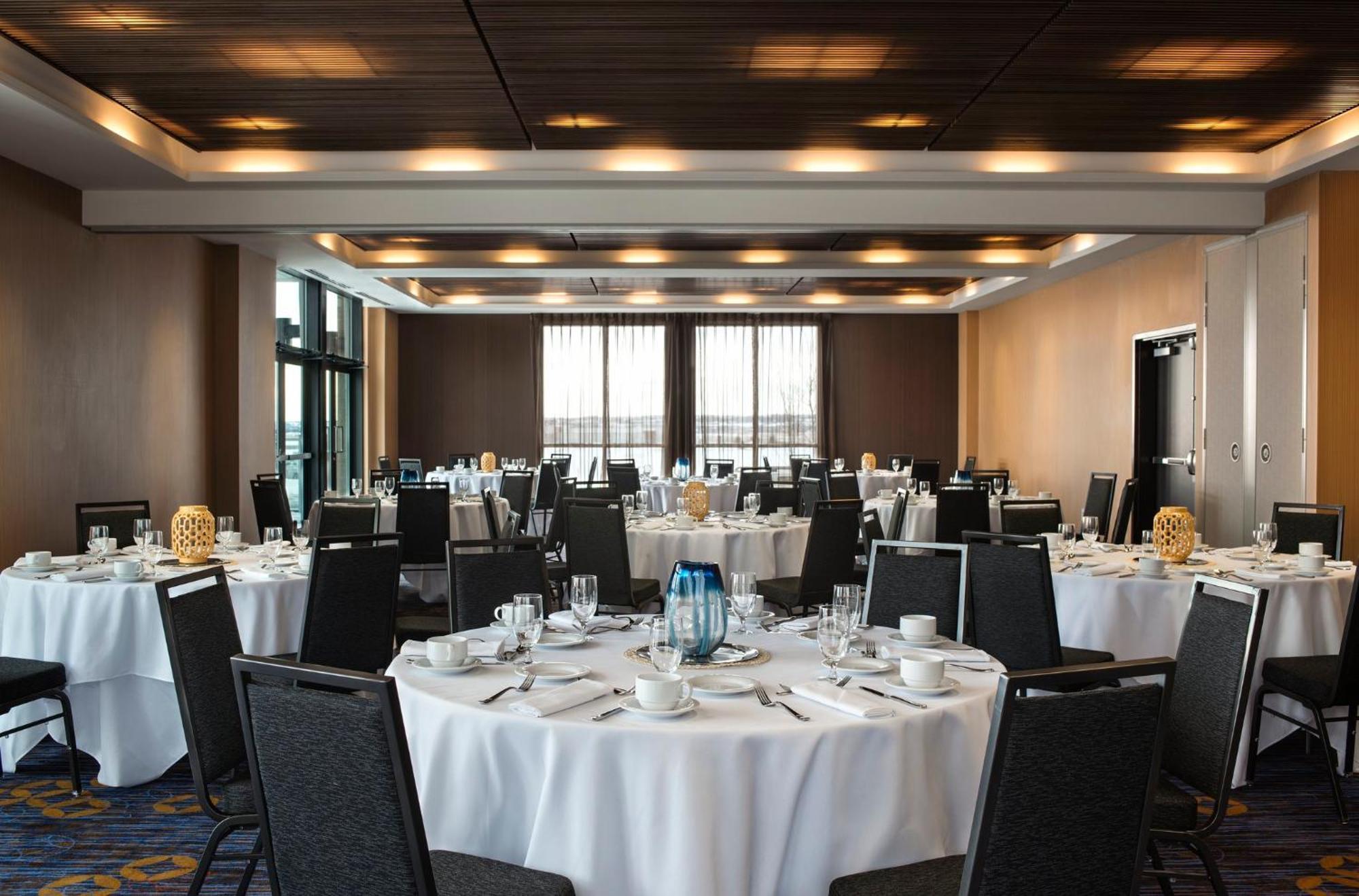 Courtyard By Marriott Calgary South Hotel Ngoại thất bức ảnh