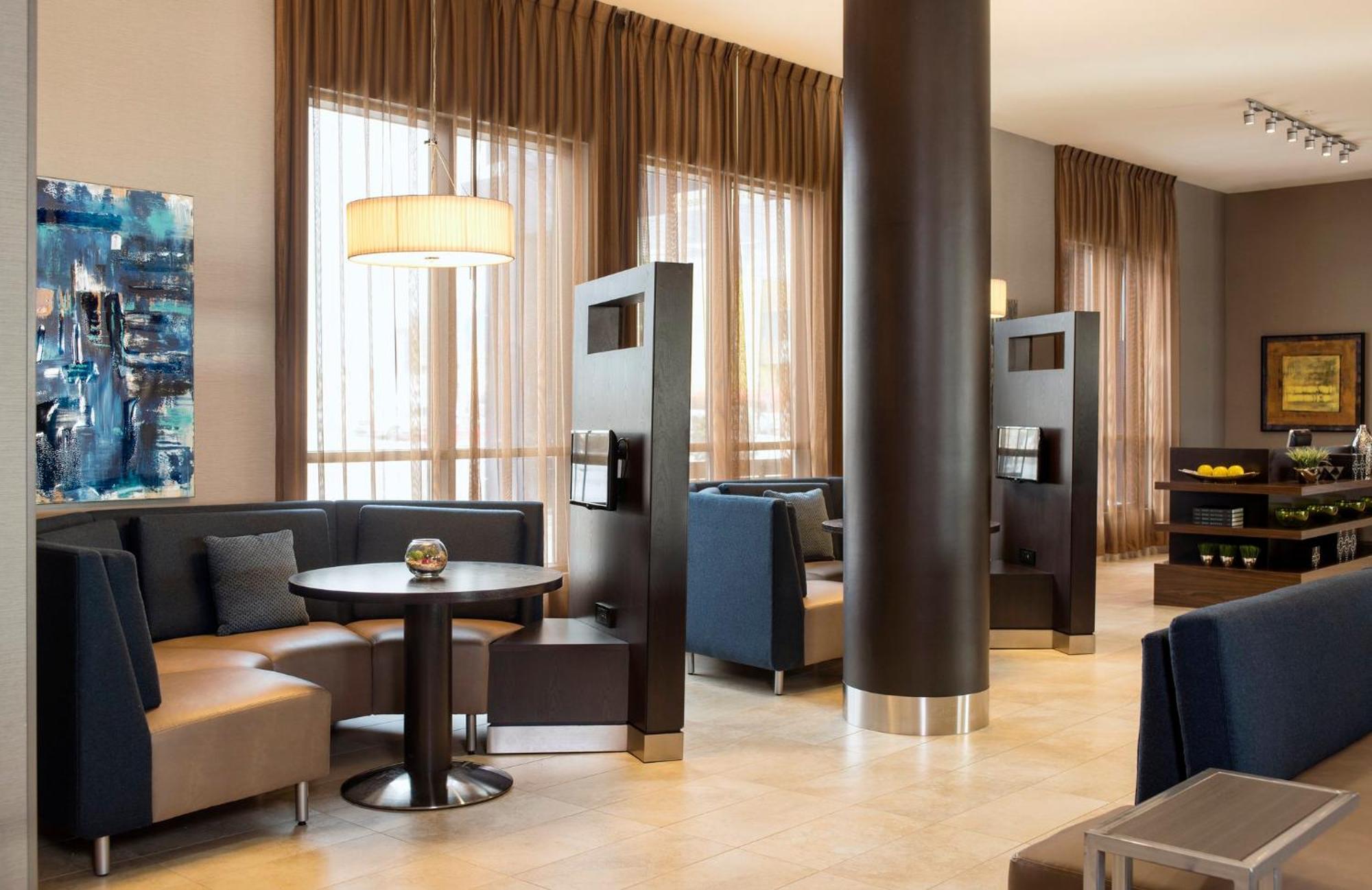 Courtyard By Marriott Calgary South Hotel Ngoại thất bức ảnh