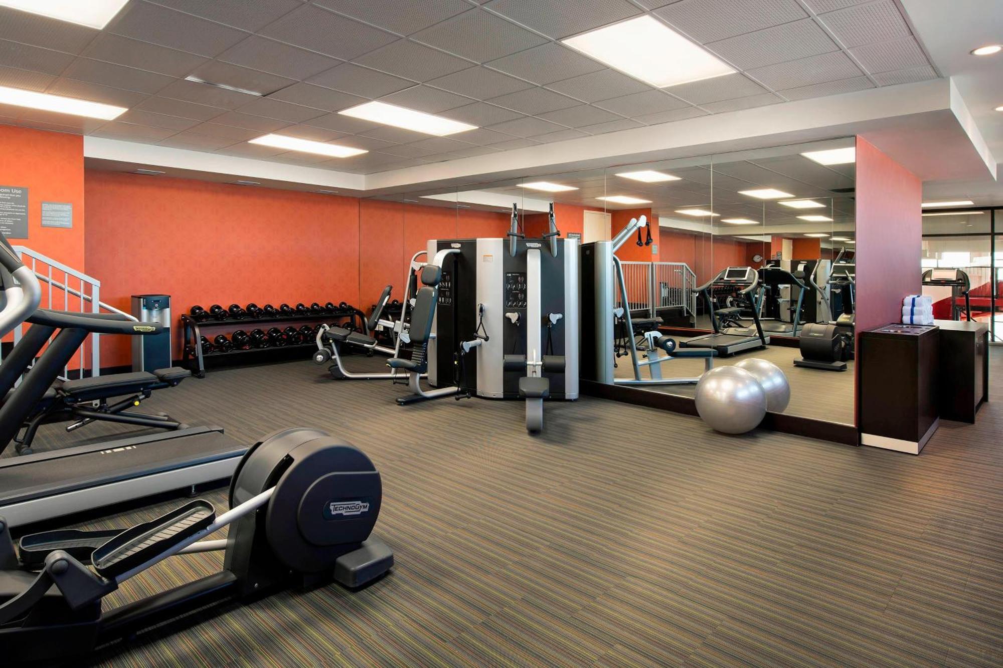 Courtyard By Marriott Calgary South Hotel Ngoại thất bức ảnh