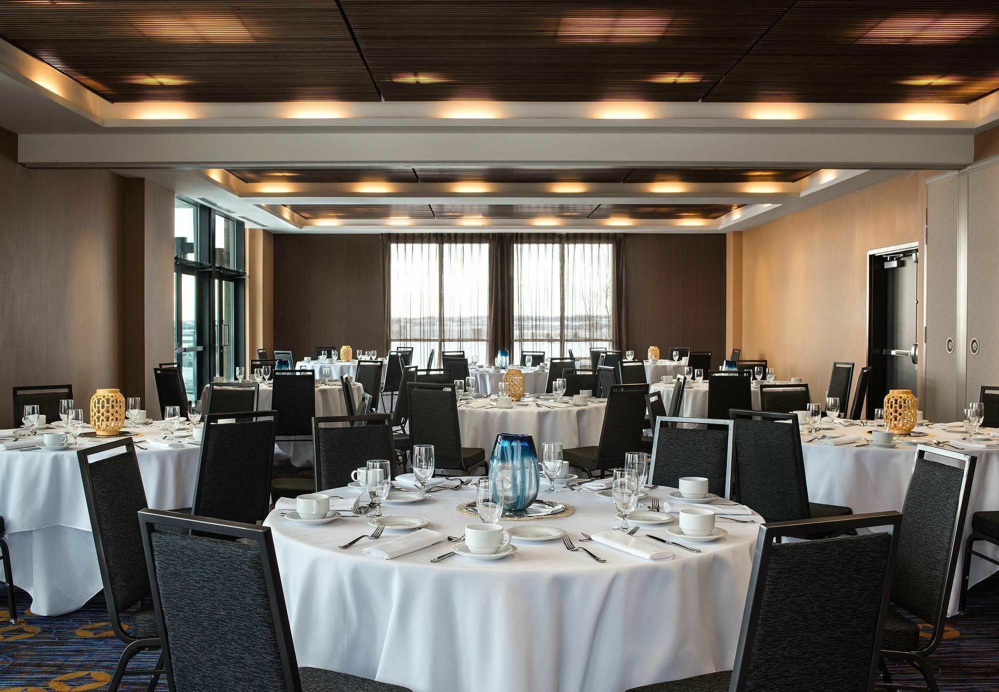 Courtyard By Marriott Calgary South Hotel Ngoại thất bức ảnh